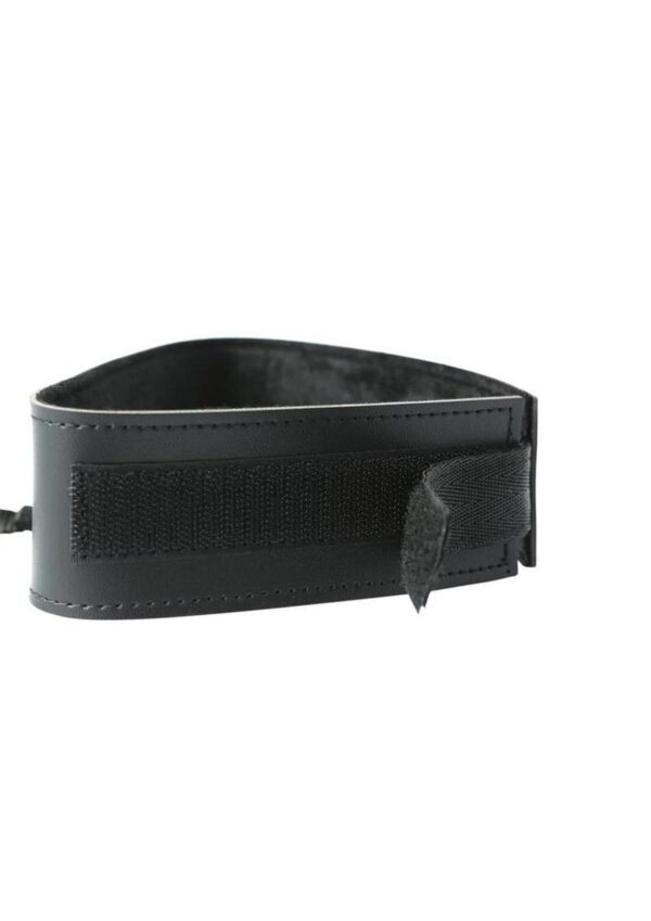 making this a must-have for the light bondage enthusiast.The collar`s velcro closure provides a good fit for most people. Both items can be mixed and matched with other gear