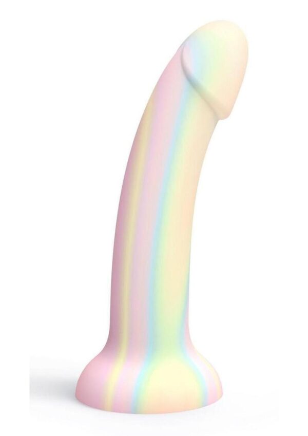 its magical shading straight out of a fairy tale will usher you into a daydream.GLITZY