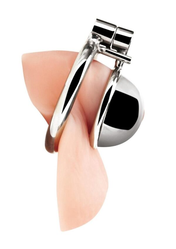 leaving no room for movement. The rounded top of the cage evens out the penis head while ensuring breathability and comfortable long-term wear through a strategically placed opening. Its 2-piece design offers effortless assembly and disassembly
