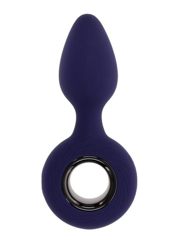 This powerful vibrating plug features a ringed handle for precise