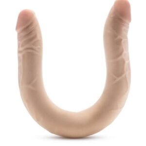 this dual-ended dildo features a posable shaft that contours and flexes with the body